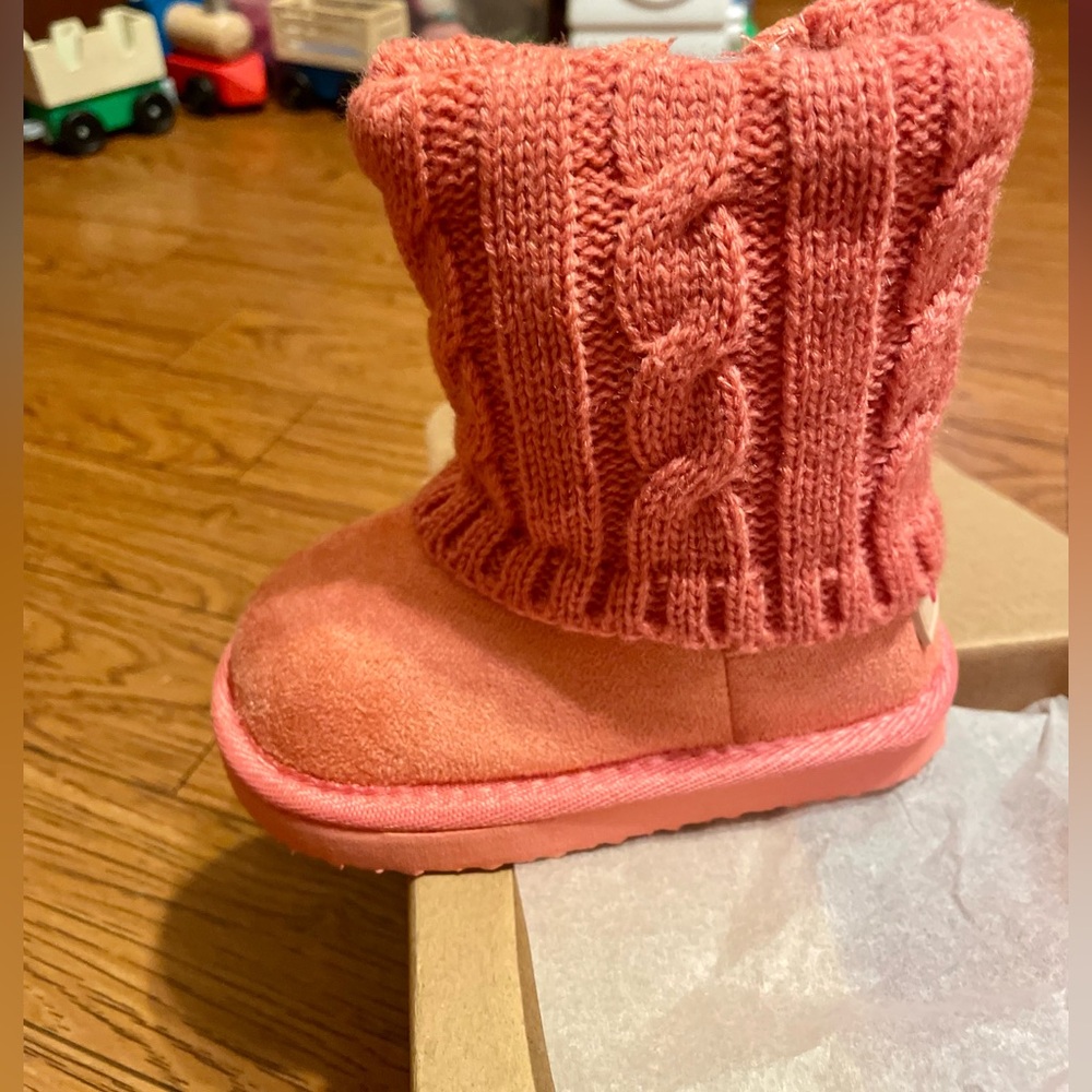 Liv boots size small, coral color with sweater detail